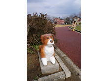 津幡町の民家の玄関先に飾られた「忠犬」の置物