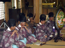 河合谷牛首の性善寺で行われた護法会で演奏する上大田雅楽