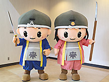 大河ドラマ誘致推進キャラクター「よしなかくん」（左）と「ともえちゃん」（右）