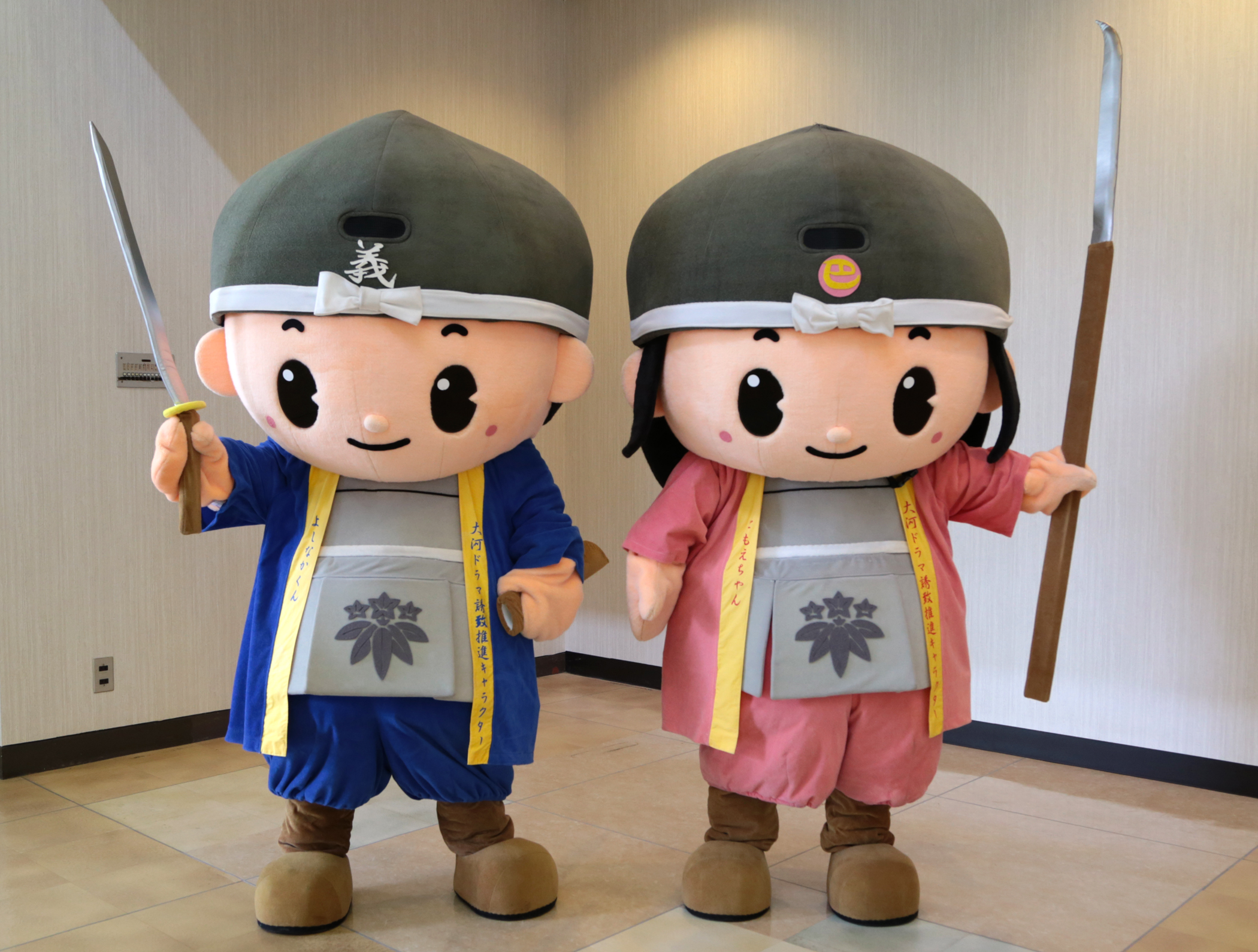 左　よしなかくん　と　右　ともえちゃんの画像