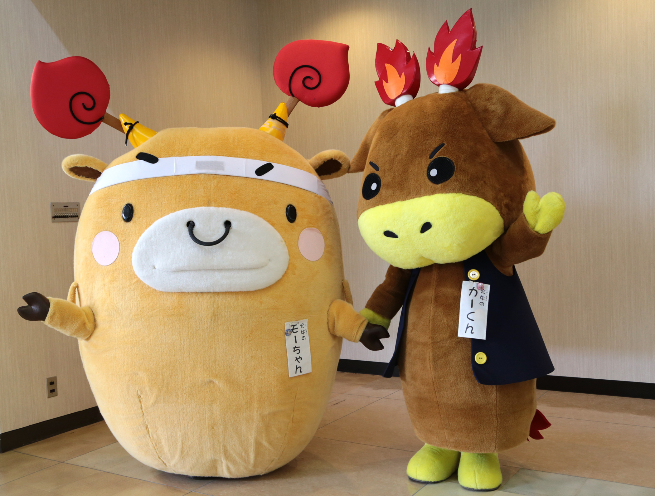 左　火牛のモーちゃん　と　右　火牛のカーくんの画像