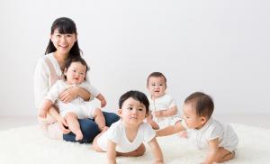 保育士と子供たちの写真